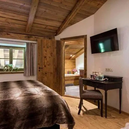 7br Modern Chalet Close To Mountains- If You Want To Book, Please Contact On Wh-ats-app - 0034-605-434-371 !!!! فيلة